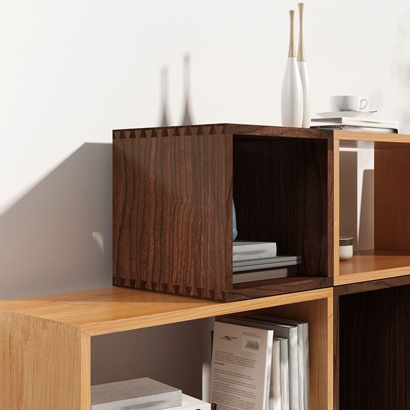 Zeitgenössisches Bücherregal mit offener Rückseite aus massivem Holz in Würfelform für das Büro