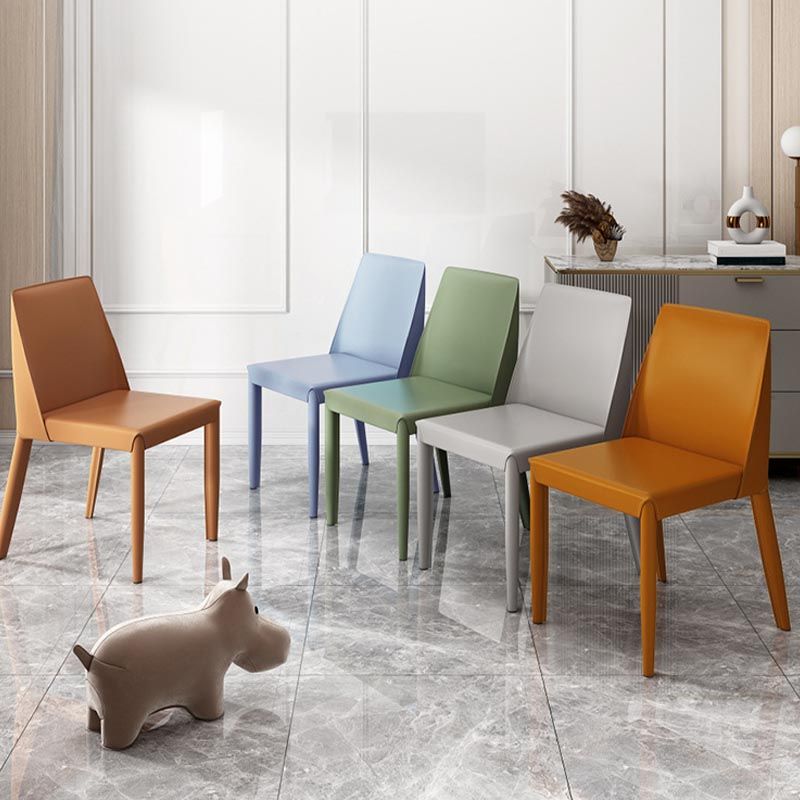 Muebles modernos de silla de comedor de cuero con patas de acero en acabado mate para el hogar