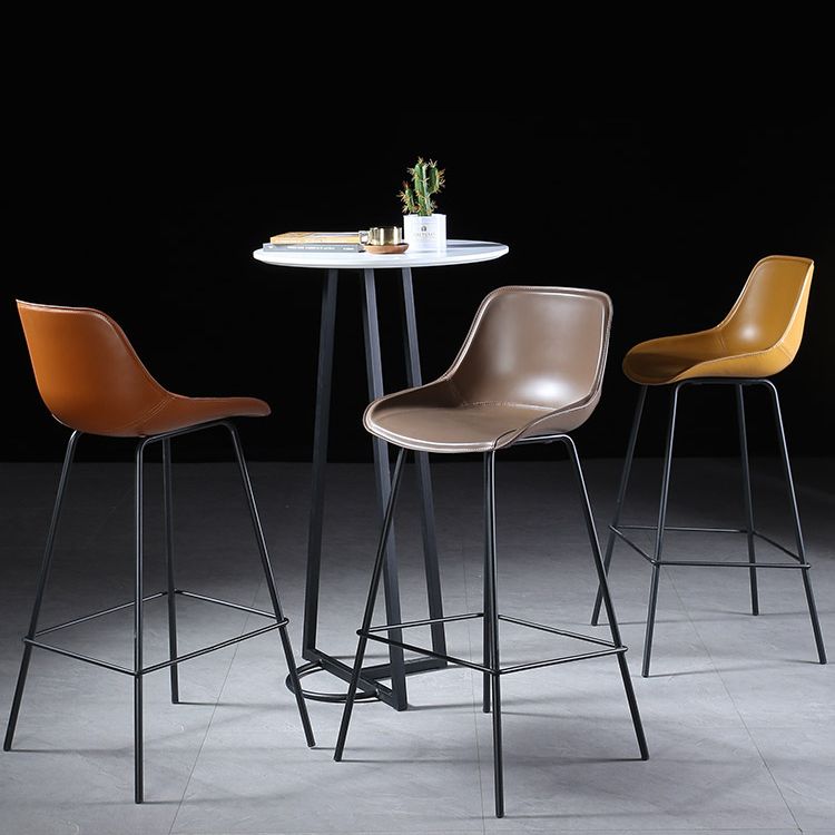 Hedendaagse gestoffeerde lage rugkakbarkrukken met metalen basis