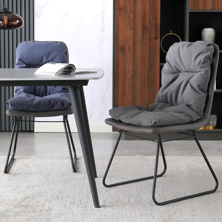 現代的なメタルダイニングルームチェアアームレス布張りのサイドチェア