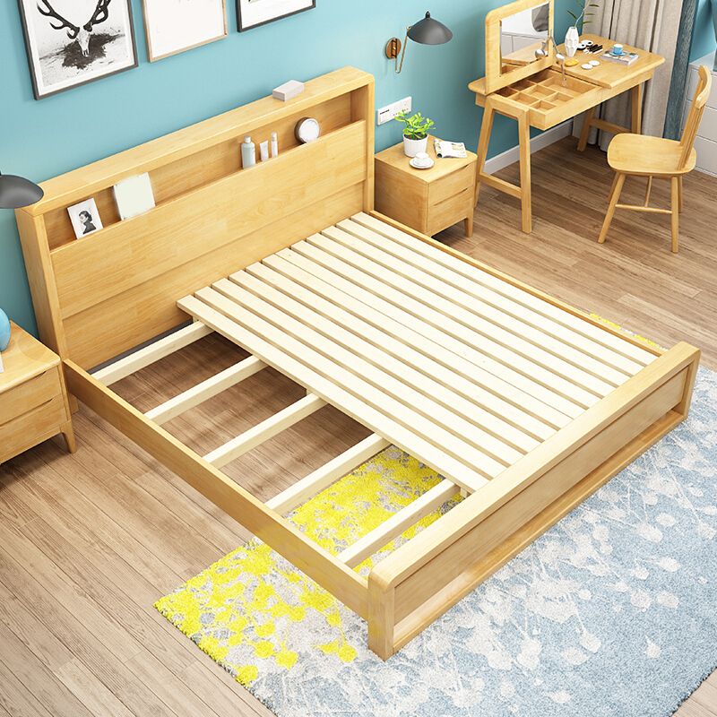 Eigentijds standaardbed met planken en rechthoekige hoofdeinde