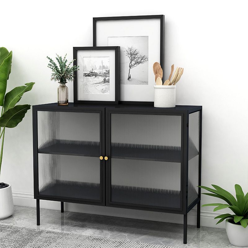 Sidetemporanea della casa con la casa con la casa con porte di vetro con porta di vetro