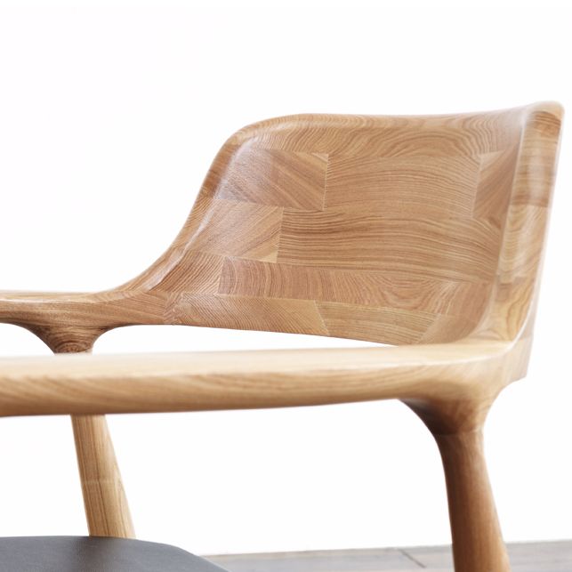 コンテンポラリーダイニングサイドチェアマット仕上げ固体木製オープンバックアームチェア