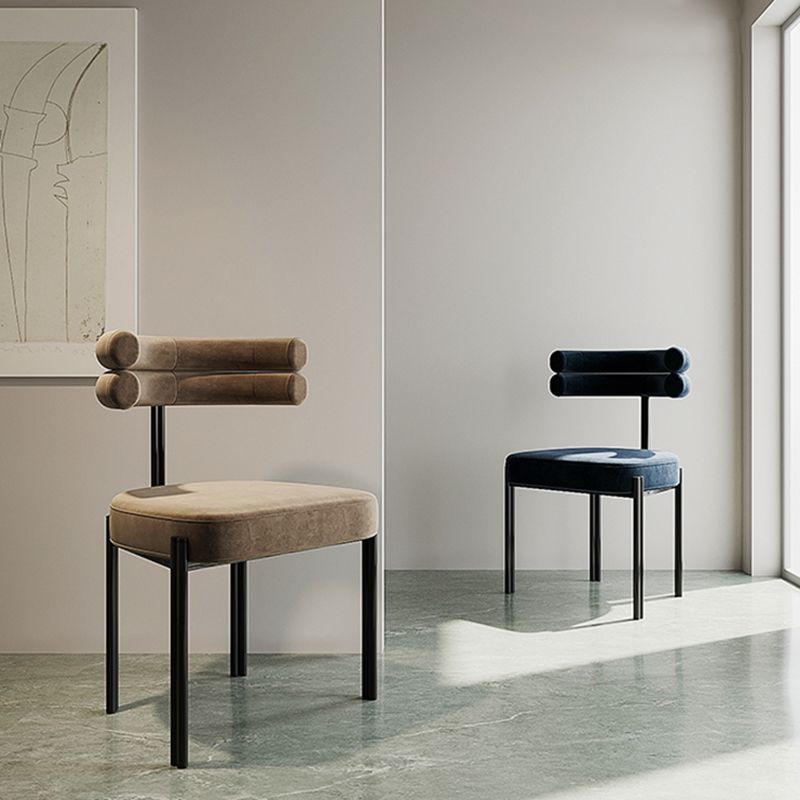 Moderne eenvoudige metalen zijstoel gestoffeerde eetkamerstoelen voor thuisgebruik