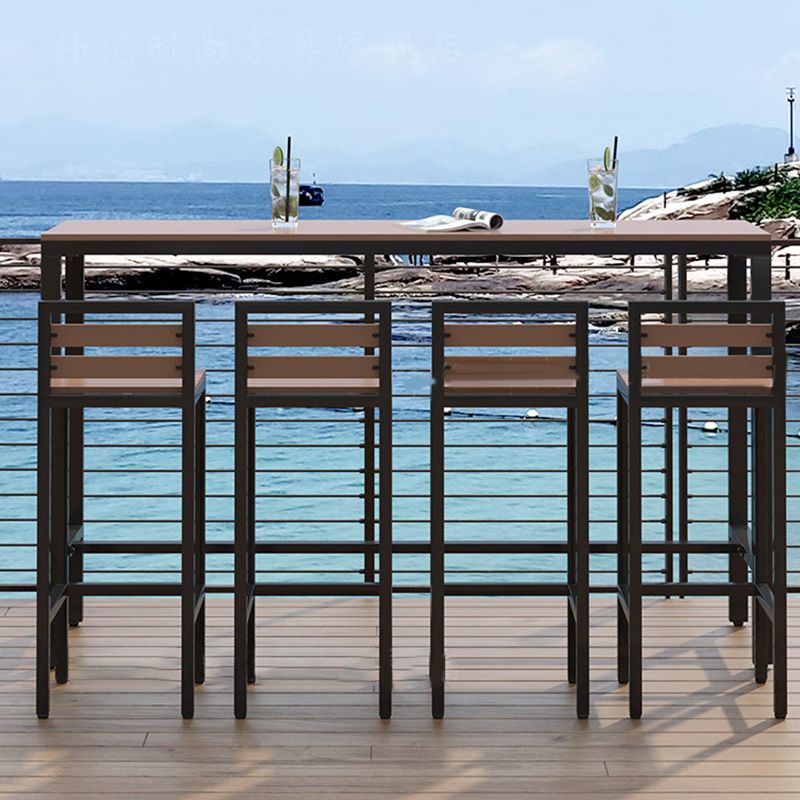 Mesa industrial con altura de barra, patas negras y mesa de bar con base metálica