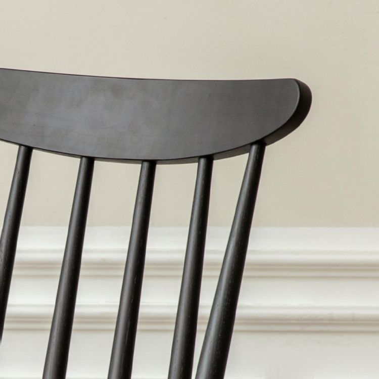 Sedia da pranzo in legno massiccio contemporaneo.