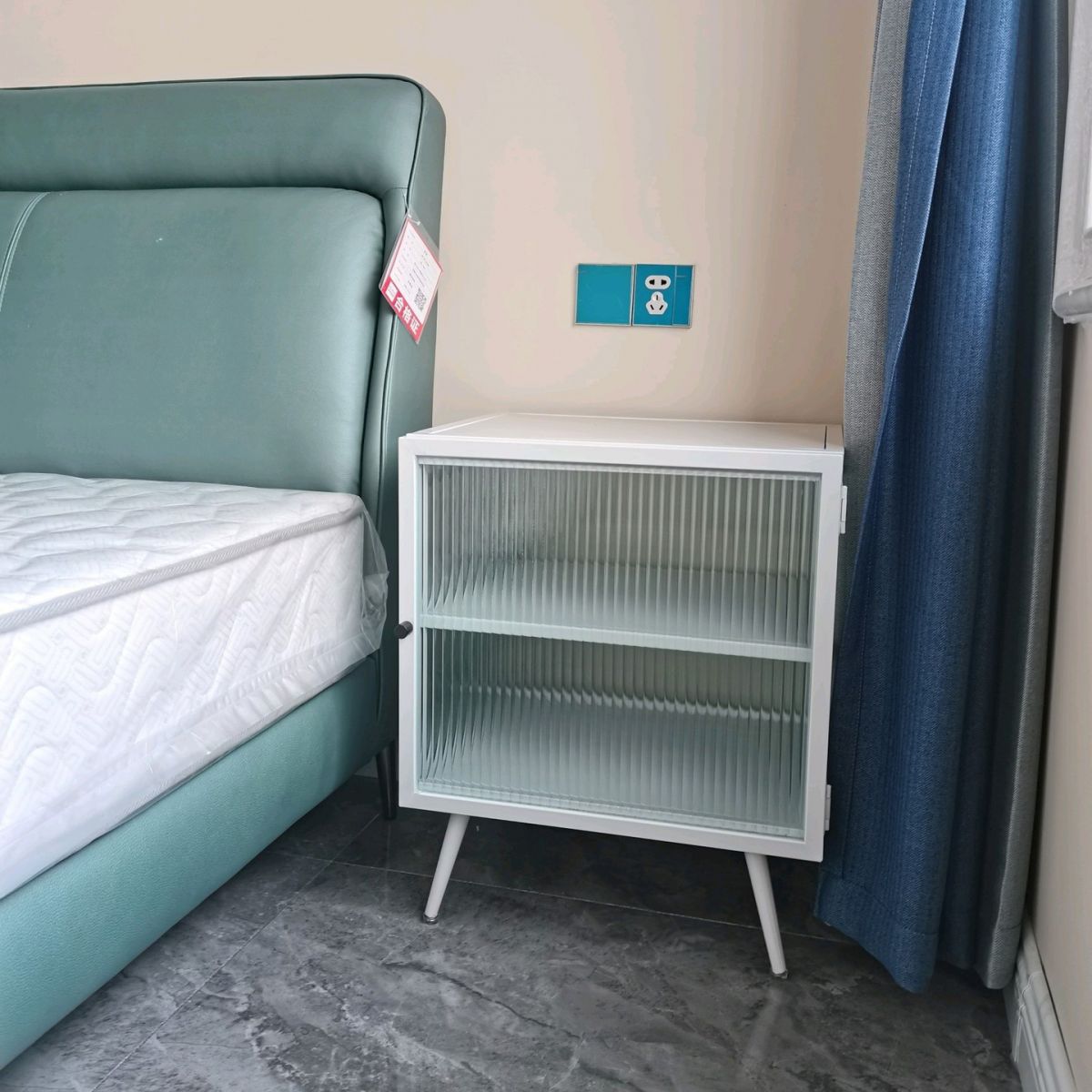 22 "H Buffet contemporain Server en verre porte métallique Metal Frame Buffet Server pour le salon