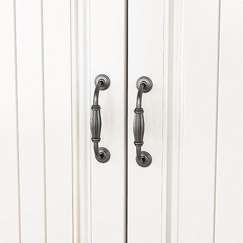 Moderne moderne accentkast uit het midden van de eeuw met houten laden en deuren