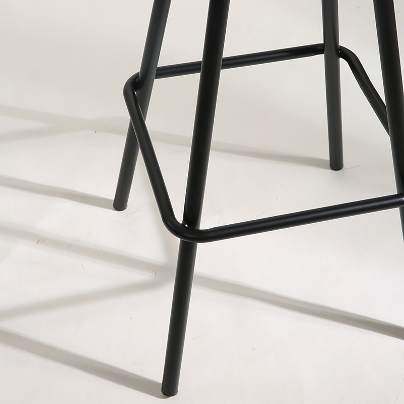 Quadratisches Industrie-Stehtisch-Set, 1/2-teiliger Thekentisch mit hohen Eisenhockern