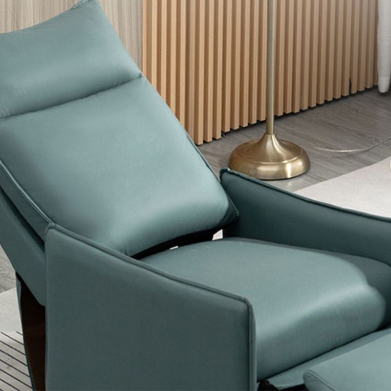 Posizionamento della poltrona a serio in pelle in pelle con finta reclinabile