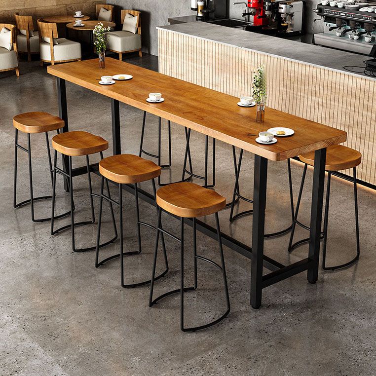 Table de bar à barre supérieure en bois de pin rectangulaire avec base de chevalet en noir