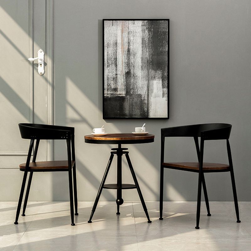 Silla de comedor de metal tradicional junto a la parte posterior de la espalda silla negra y marrón