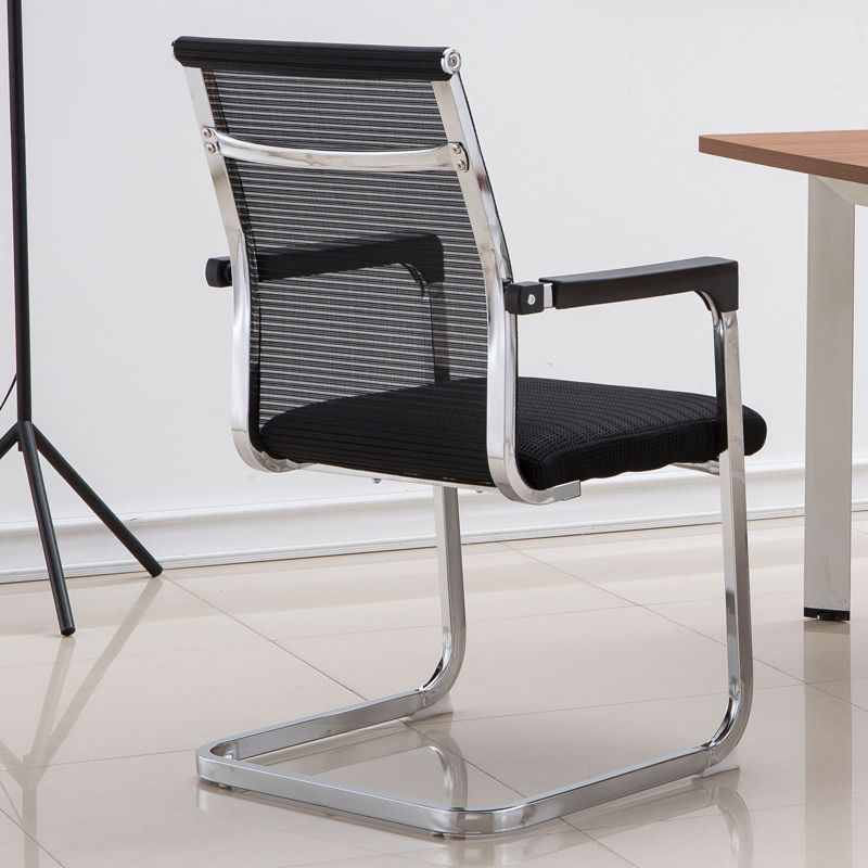 Sedia da ufficio in stile moderno, senza ruote, in rete, con braccioli fissi