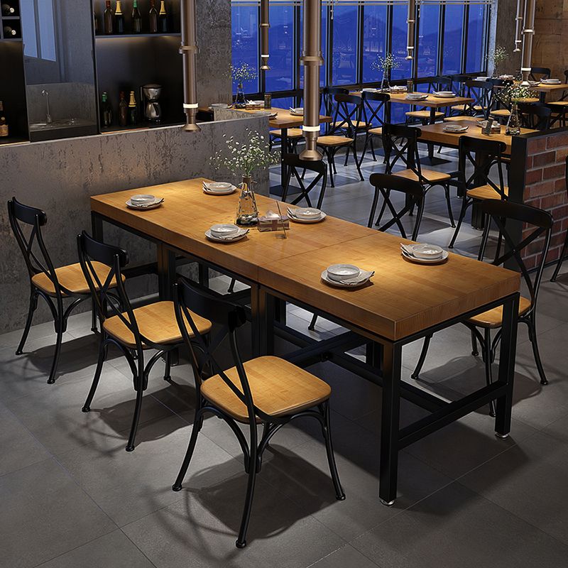 Table de bois en pin industriel pour table à manger au restaurant avec base de chevalet en noir