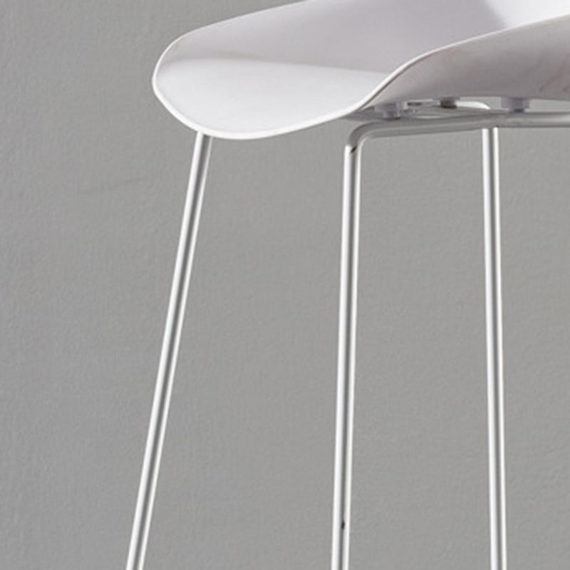 Taburetes de altura de mostrador de metal Glam con taburete de bar con reposapiés para interiores