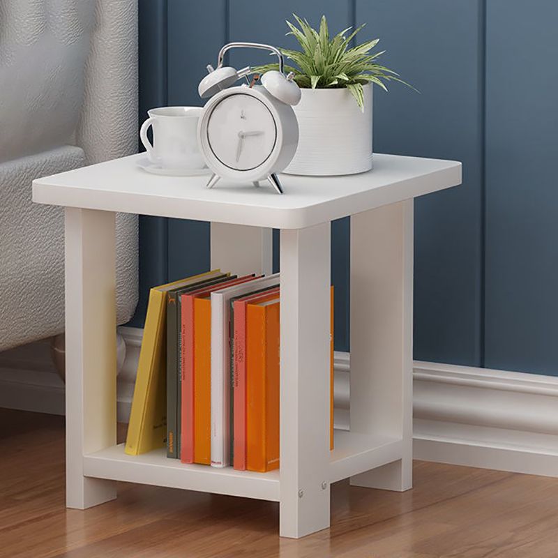 Sala per licenza per la fattoria Tavola laterale in legno a quattro gamba con uno scaffale