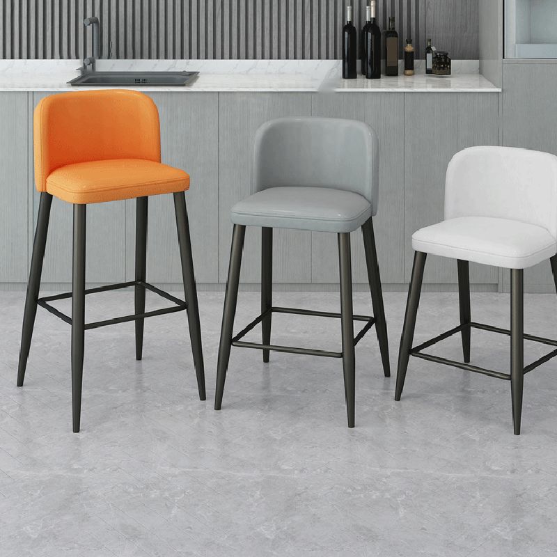 Moderni sgabelli da bar in fico rombina con poggiapiedi con poggiapiedi