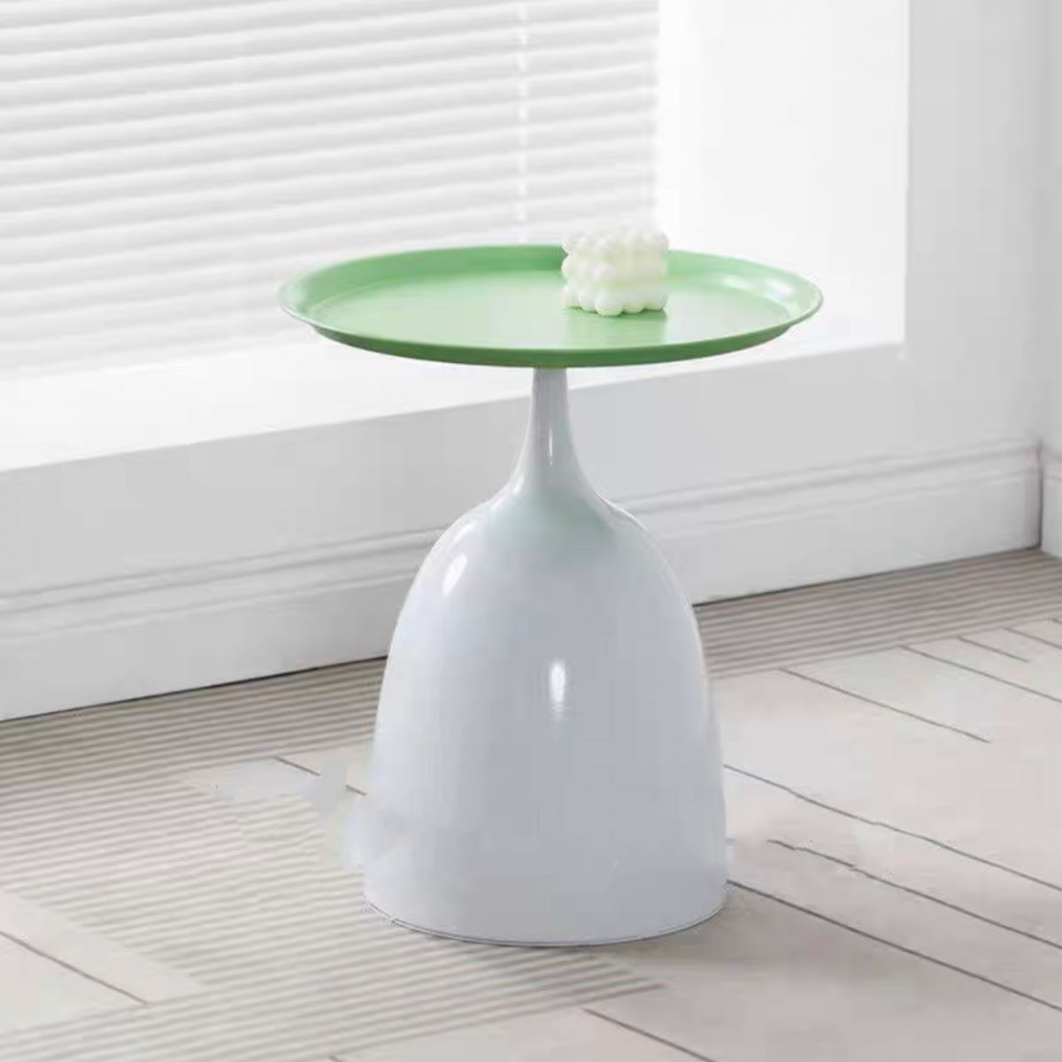 Table de métal ronde de style moderne médiéval avec table d'appoint de base de piédestal