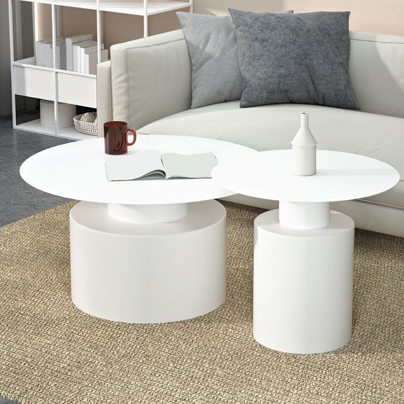 Tavolino moderno in metallo a base di piedistallo rotondo in metallo.