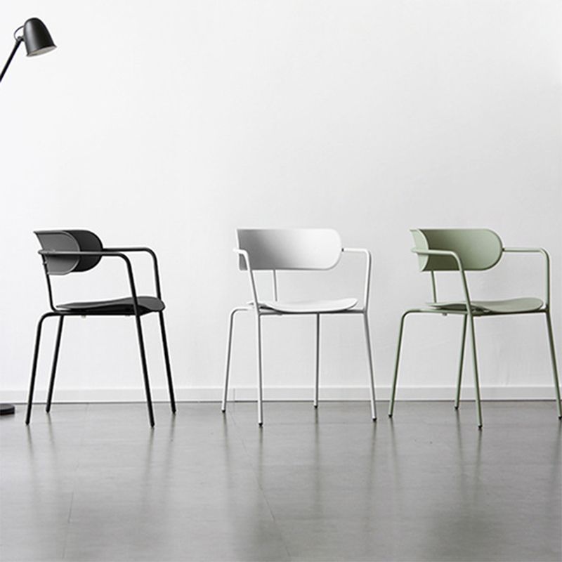 Zeitgenössischer Stil Armstuhl Plastik Plastik Offener Rückseite Essstuhl mit Metallbasis