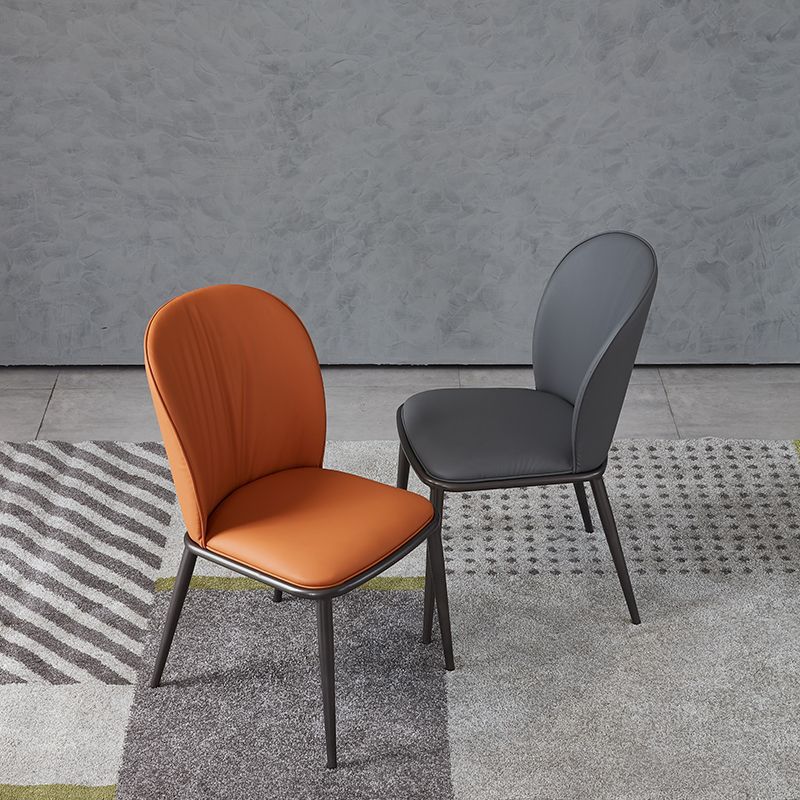 Moderne stijl metalen eetkamerstoel faux lederen armloze eetkamerstoel voor thuisgebruik