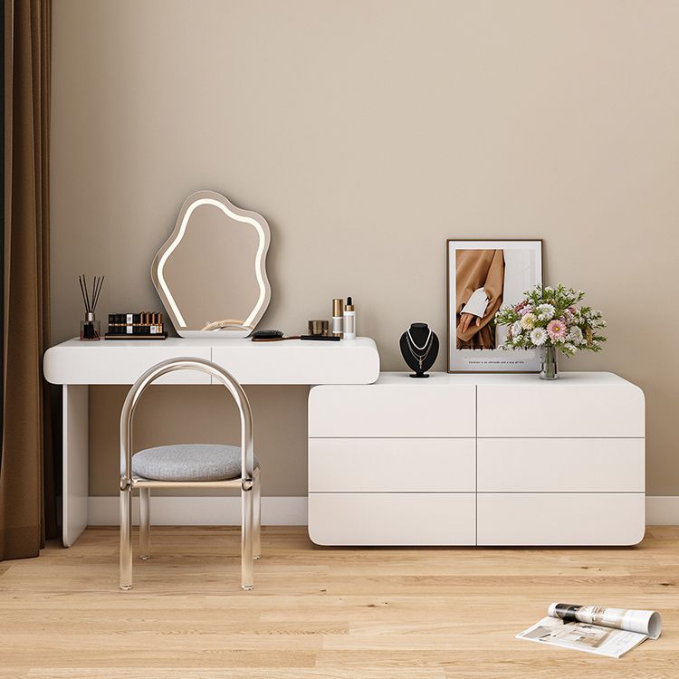 Eigentijdse heldere witte slaapkamer houten verlichte spiegel make-up ijdelheid