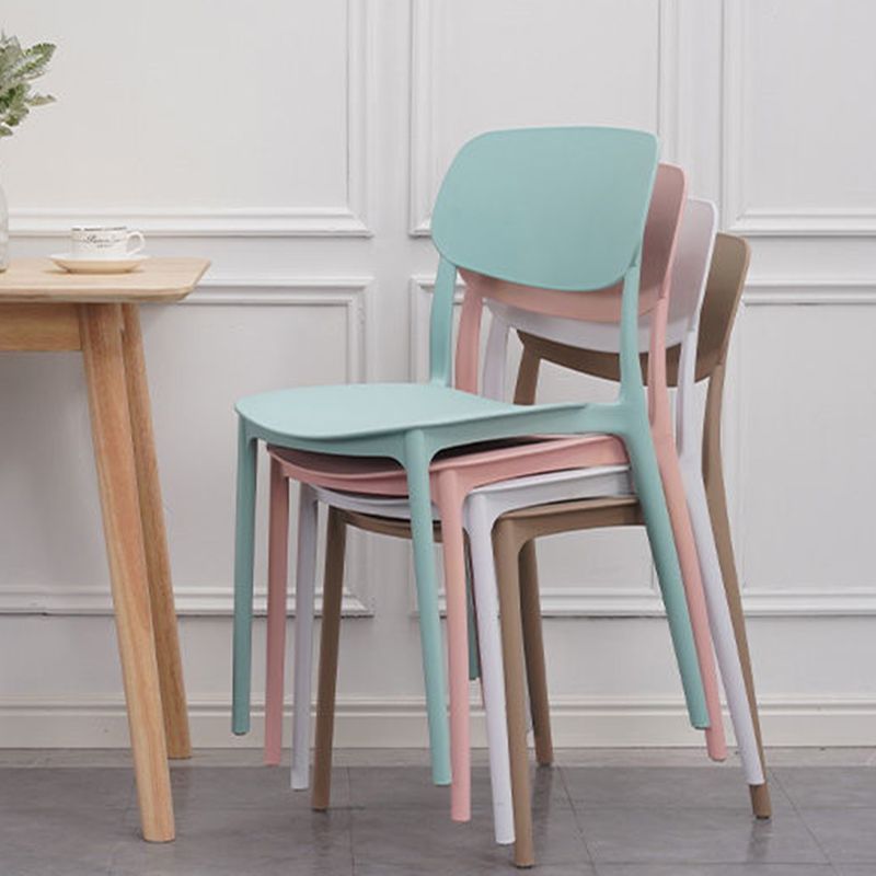 プラスチックの屋内屋外サイドチェアアームレススタック可能なダイニングチェア