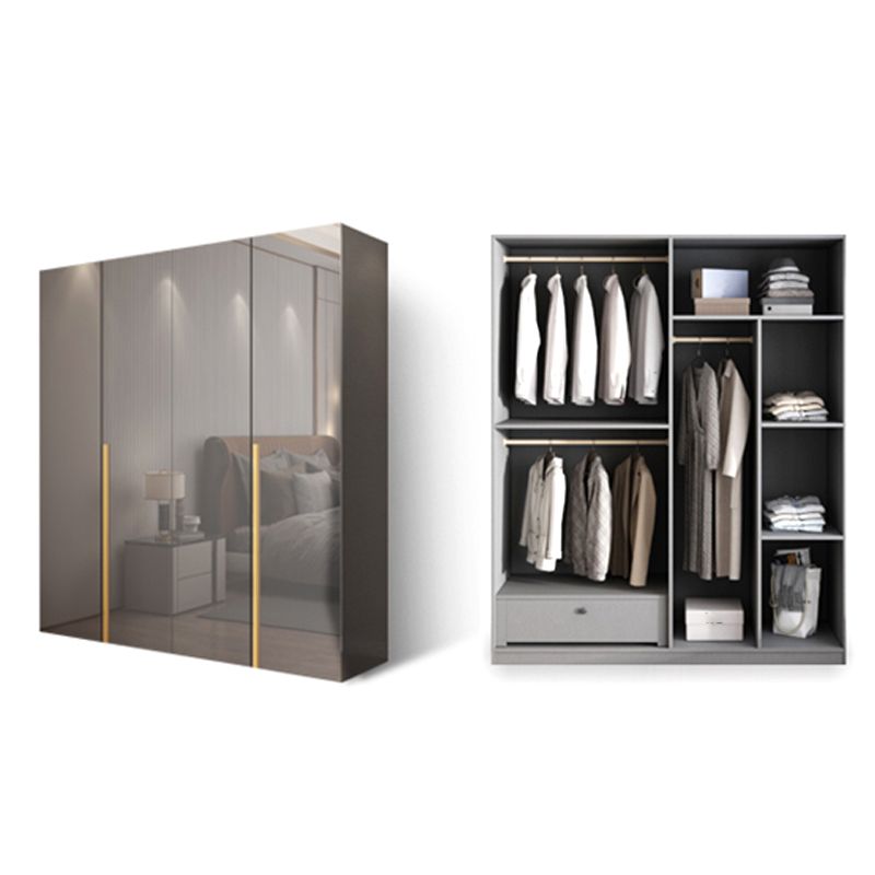 Witte verflicht luxe houten garderobe met planken en schuifdeur