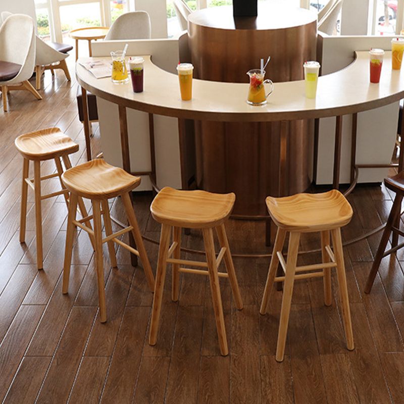 Moderne armloze backless counter kruk houten barkruk met pedaal voor binnen