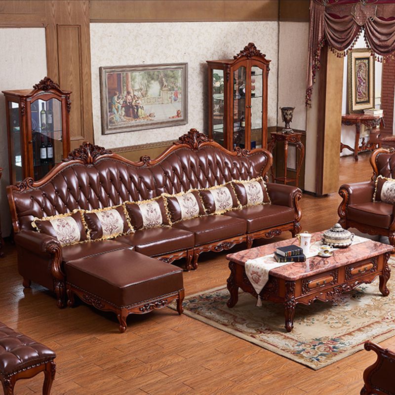 Sofá de brazo acampanado con asiento dividido tradicional con mechones adornados con almohadas en marrón