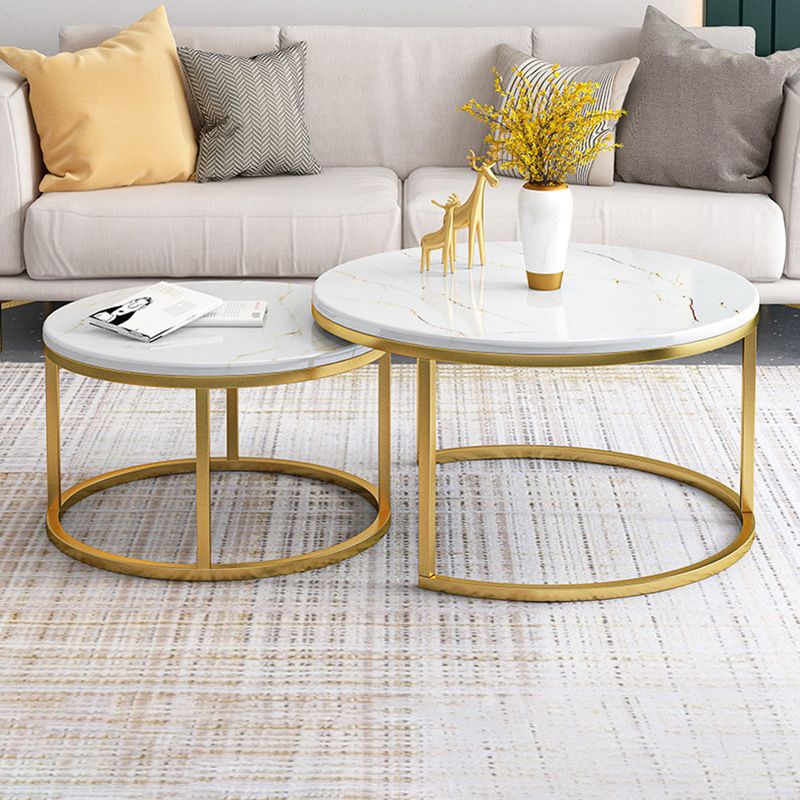 Ensemble de table basse gigogne avec plateau en marbre Glam, plateau rond et base en fer