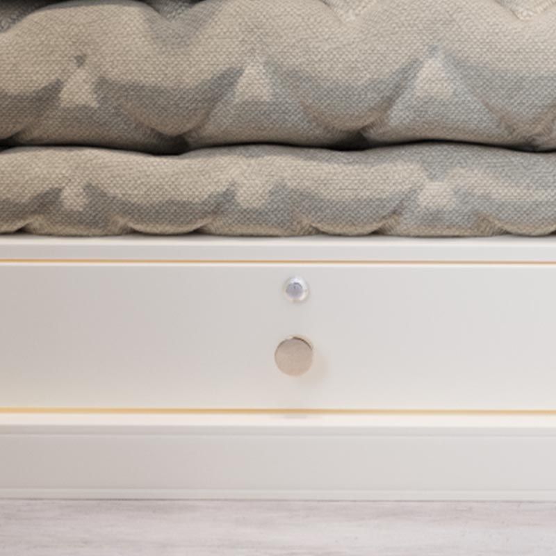 Weißer Kleiderschrank