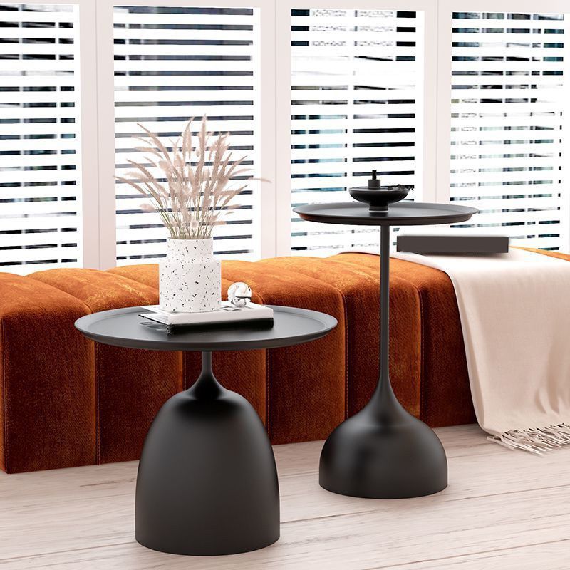 Table de métal ronde de style moderne médiéval avec table d'appoint de base de piédestal