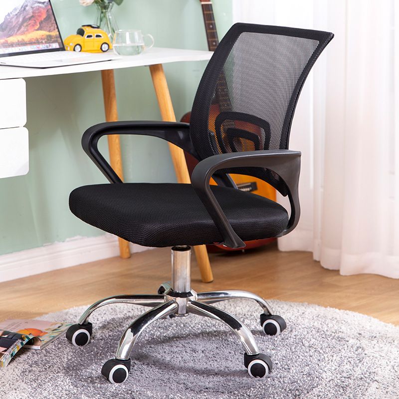 Silla moderna con brazos incluidos, silla de escritorio de malla con respaldo medio para oficina