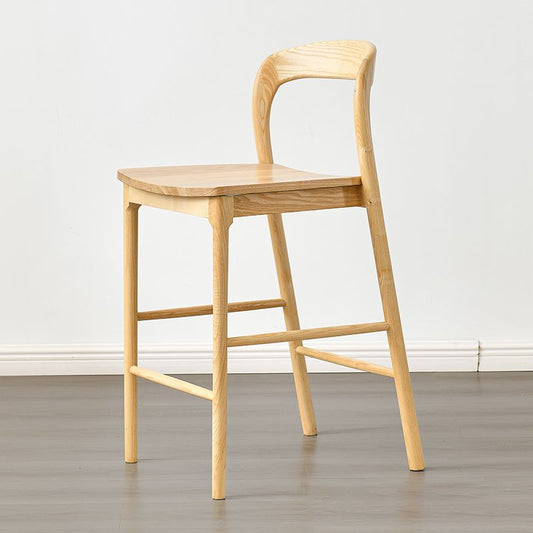 Contropiede in stile industriale con bancone a poggiapiedi in legno massiccio per ristorante