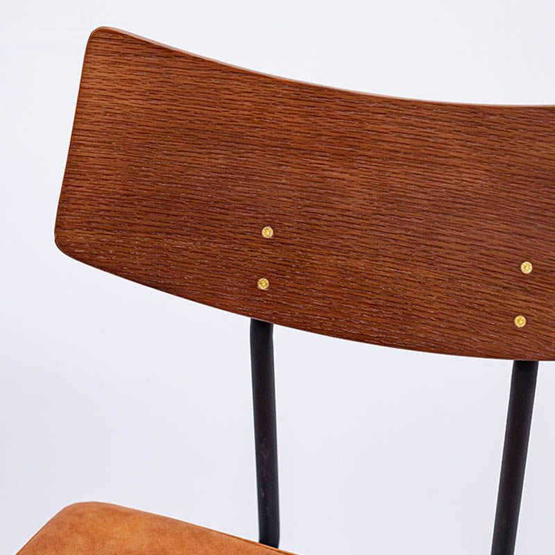 Sgabello da bar in basso contenuto industriale imbottito con base metallica