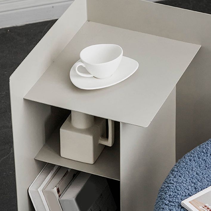 Table de bout abstraite de métal table de coin du milieu du siècle avec étagère