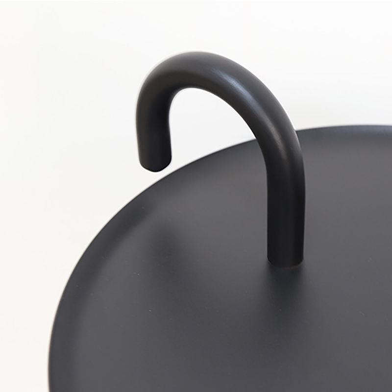 中世紀のメタルラウンドトップサイドテーブル27 "高さの台座エンドテーブル