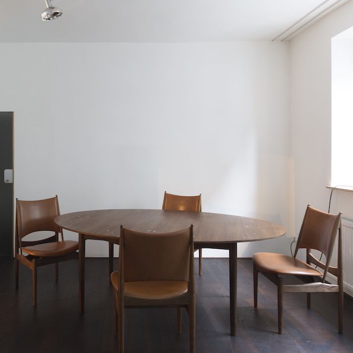 Legno massiccio contemporaneo e sedie da pranzo senza braccio in pelle finta