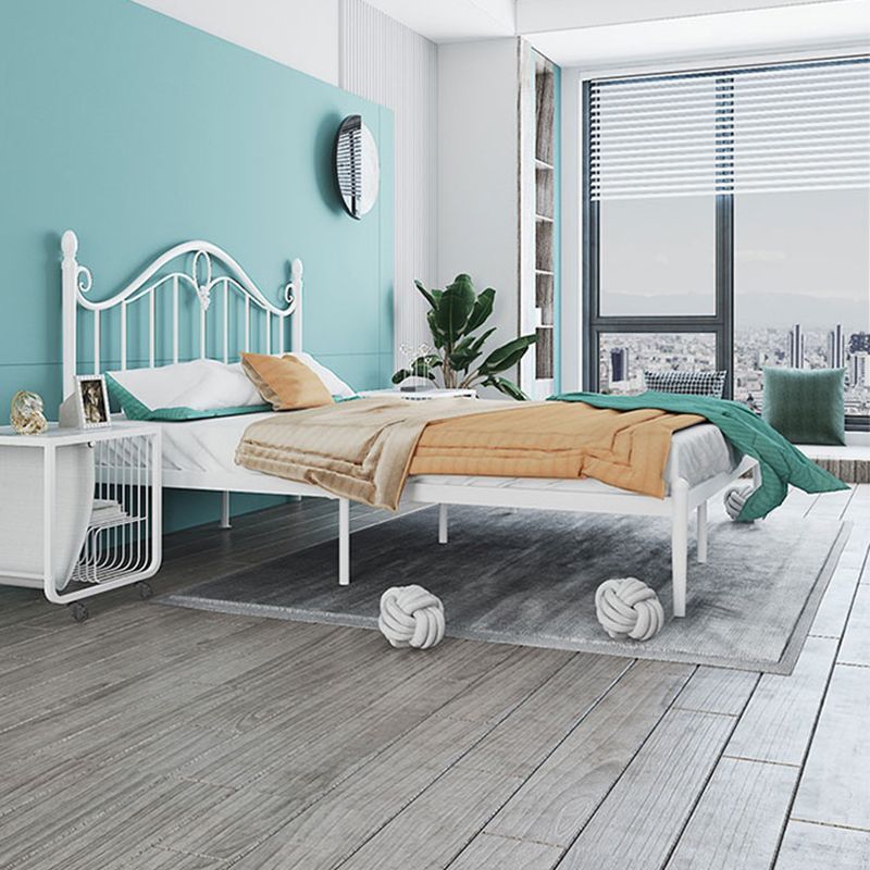 Letto a filo a grigio a griglie a filo a filo contemporaneo con testiera ad arco di metallo