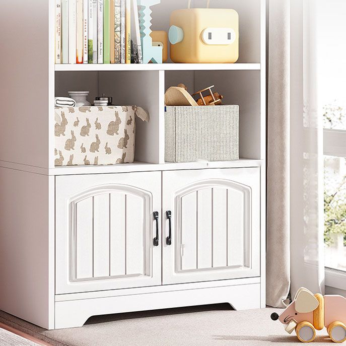 Libreria moderna Scaffale standard ingegnerizzato in legno chiuso per il soggiorno.