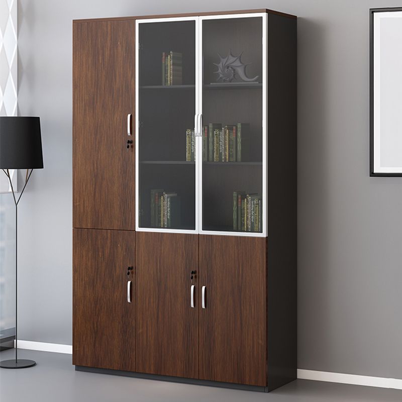 Armoire de classement contemporaine verticale.