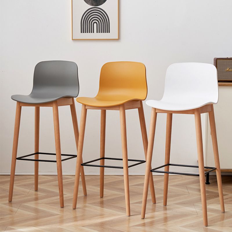Tabouret de bar en plastique bas du style bas du style bas avec jambe en bois
