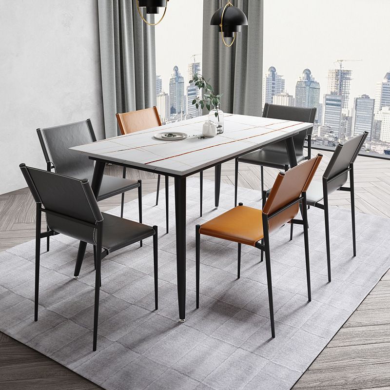 現代的なスタイルの革の椅子自宅で使用するための金属脚のあるアームレスサイドチェア