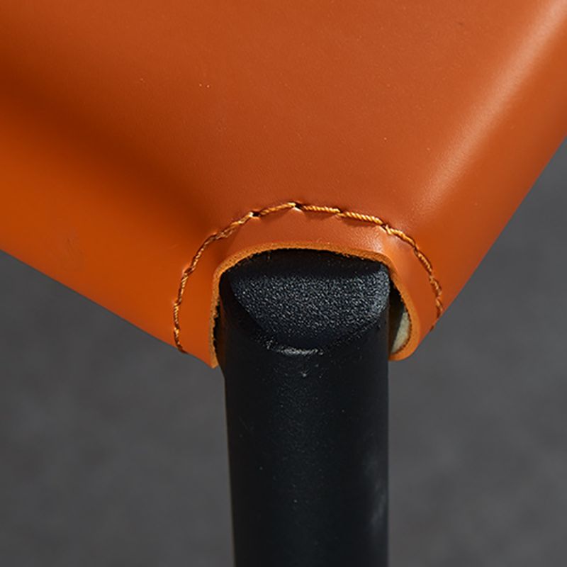 現代的なスタイルの革の椅子自宅で使用するための金属脚のあるアームレスサイドチェア