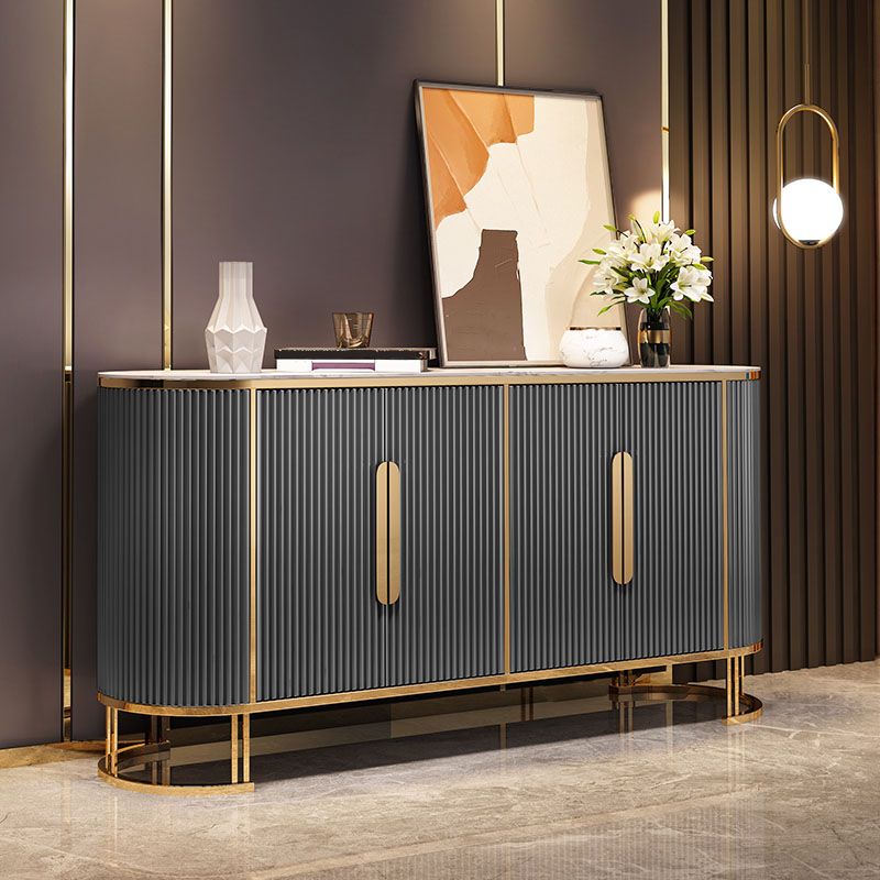 Server top di pietra a buffet in stile glam con porta per la cucina