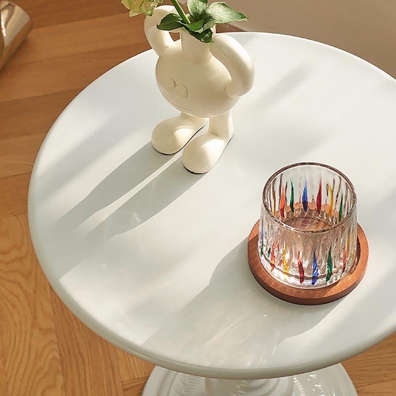 Tabla de extremo redonda de metal modernista Tabla de pedestal de 20.5 "de altura