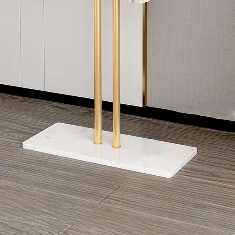 Hermosa rejilla de abrigo sólido en cola de metal con fondo de mármol