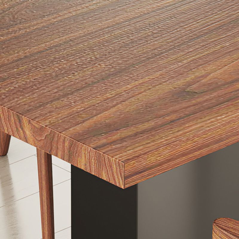 Table à manger en noyer marron