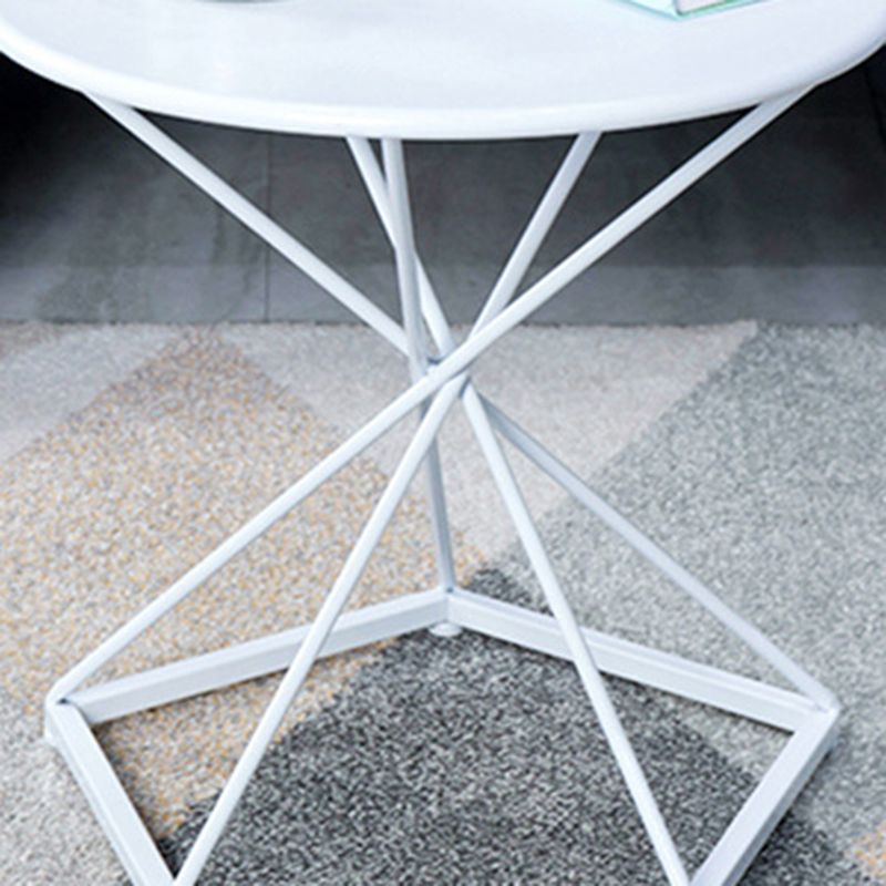 Tavolino in metallo tondo alto 19,6 "di metà secolo